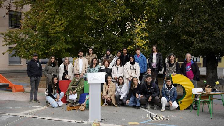 Auzokideen parte hartzea eskatu dute Errotan eskola segregazioarekin amaitzeko