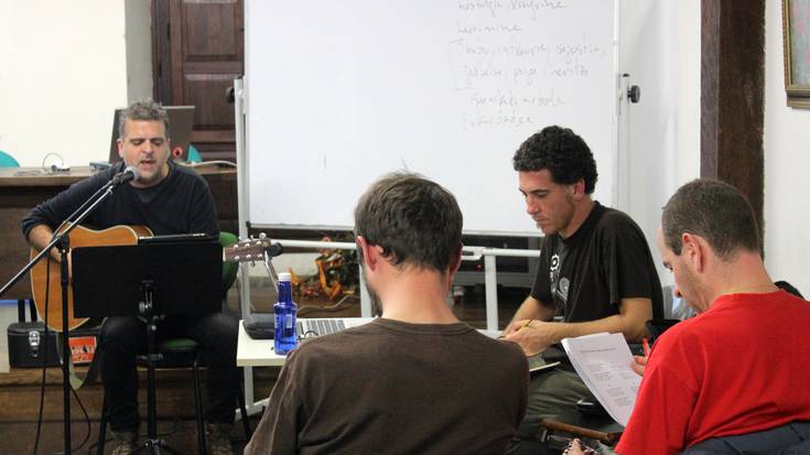 "Literatura eta musikaren elkarreraginetik sortutako kantagintza aztertuko dugu"