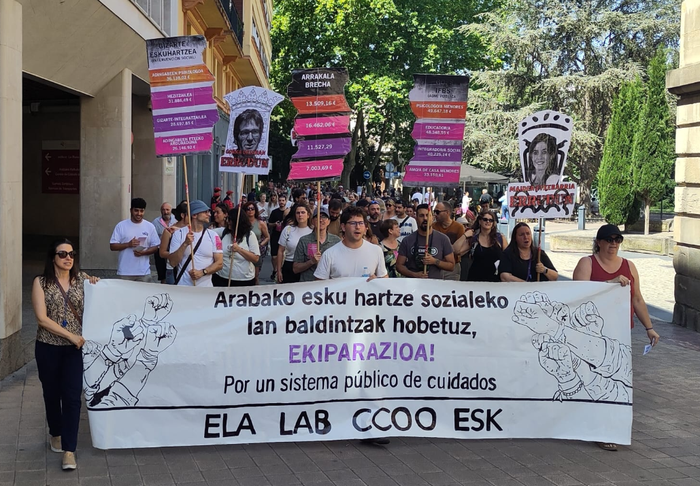 Esku hartze sozialeko langileek esku hartzea eskatu diote Aldundiari, seigarren greba egunean