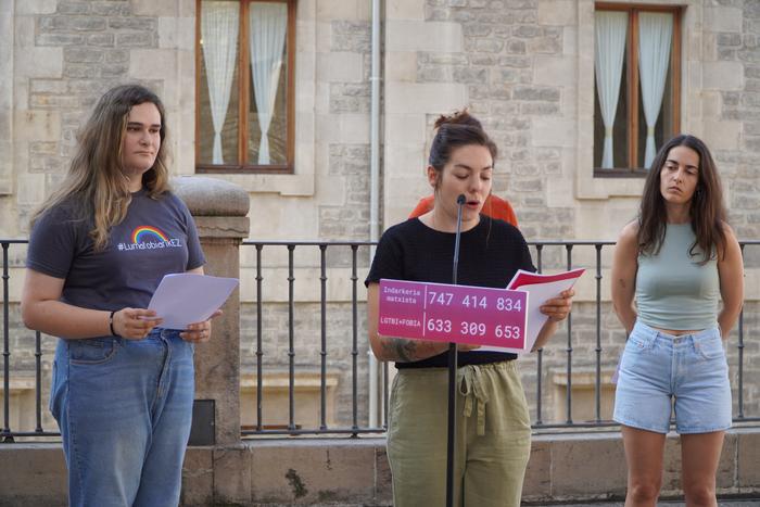 Eraso matxista eta LGTBI+foboen aurkako telefonoak aurkeztu dituzte Gasteizko jaietarako