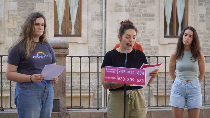 Eraso matxista eta LGTBI+foboen aurkako telefonoak aurkeztu dituzte Gasteizko jaietarako