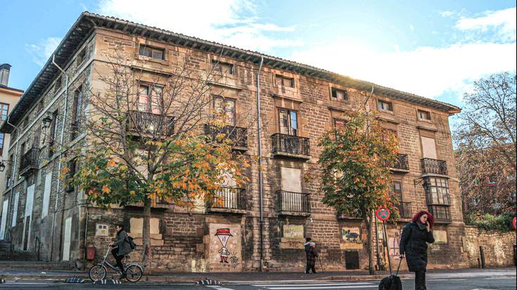 Etxebizitza turistikoen erregulazioa gelditu nahi dute Alde Zaharreko auzokideek