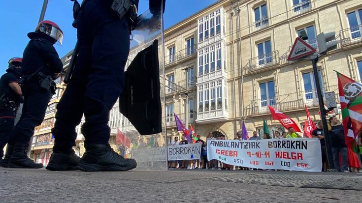 Anbulantzietako langileek protesta egin dute Eusko Legebiltzarrean
