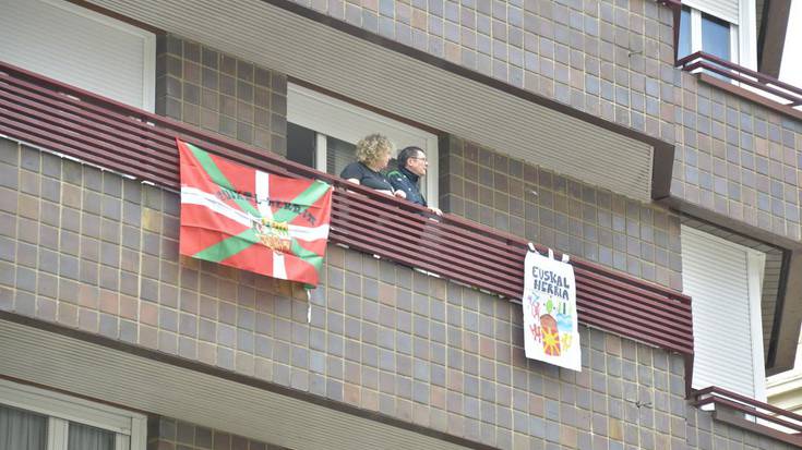 Gasteizko kaleak hutsik, leihoetan ikurrinak