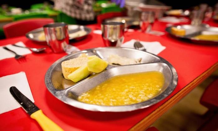 'Tuperradak' antolatu dituzte Gasteizen, eskola jantokien eredua aldatzeko