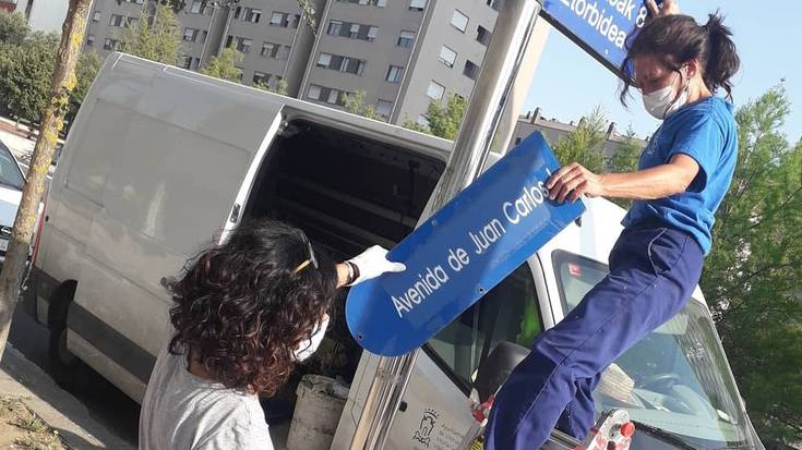 Martxoak 8 Etorbideko plakak jarri dituzte