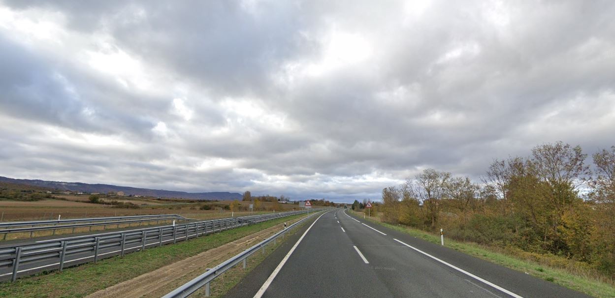 A-1 errepidea itxi dute istripu larri baten ondorioz