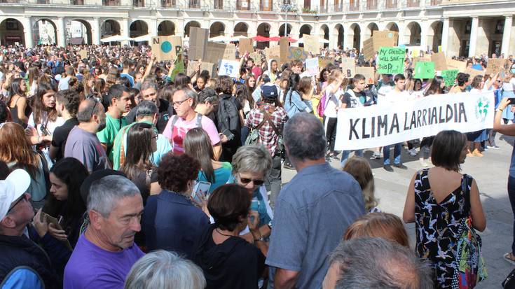 Aldaketa klimatikoari aurre egiteko neurri zehatzak exijitu dizkiote Gasteizko Udalari