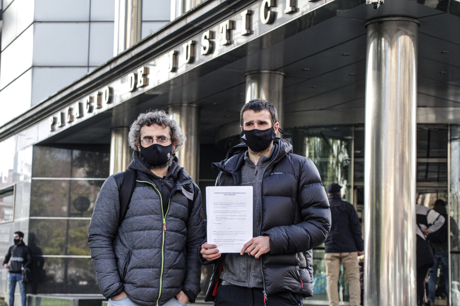 Hala Bedik kereila bat aurkeztu du kazetari baten lana oztopatu zuen ertzainaren aurka