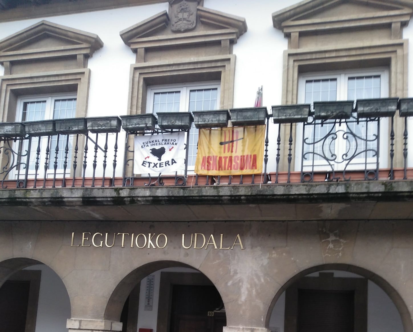 Legutioko udaletxeko balkoitik "Euskal presoak Euskal Herrira" dioen kartela kentzeko eskatu dute