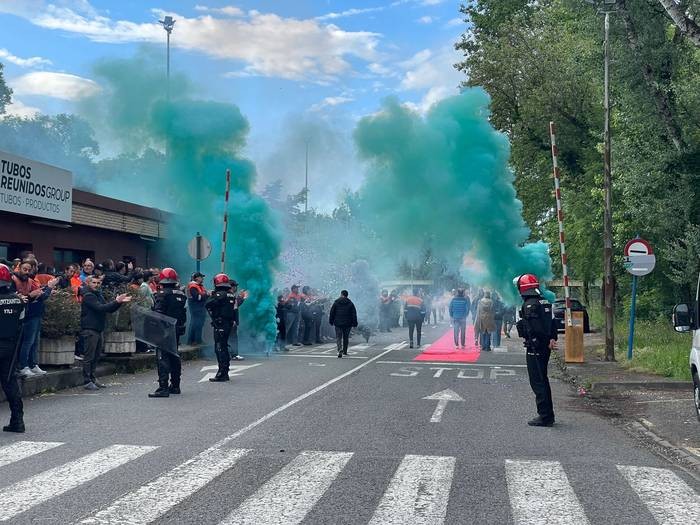 Grebaren aurka azaldu dira Tubos Reunidoseko 232 langile