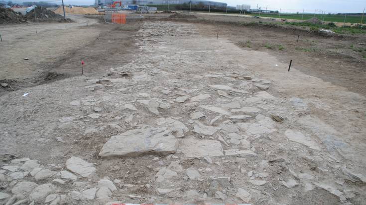 Erromatar galtzada zati bat eta herrixka neolitiko bat aurkitu dituzte Jundizen
