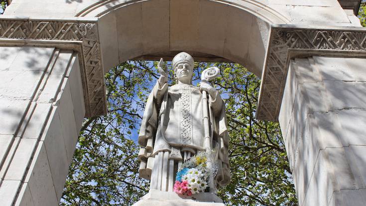 Jendez gainezka dago Armentia