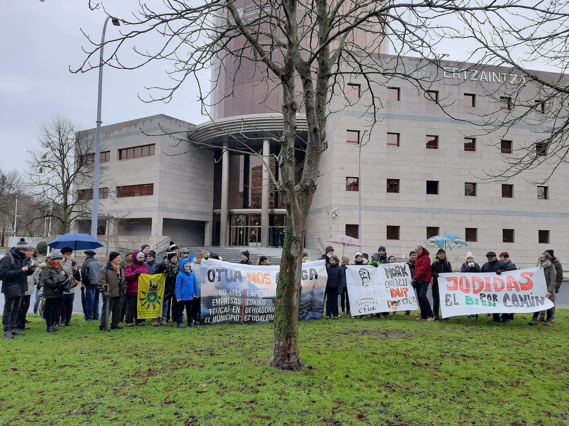Ertzaintza aurrera eraman dute protesta Urrunagako herritarrek
