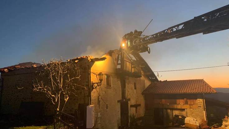 Aiaran erretako baserriaren familia laguntzeko arropa bilketa antolatu dute