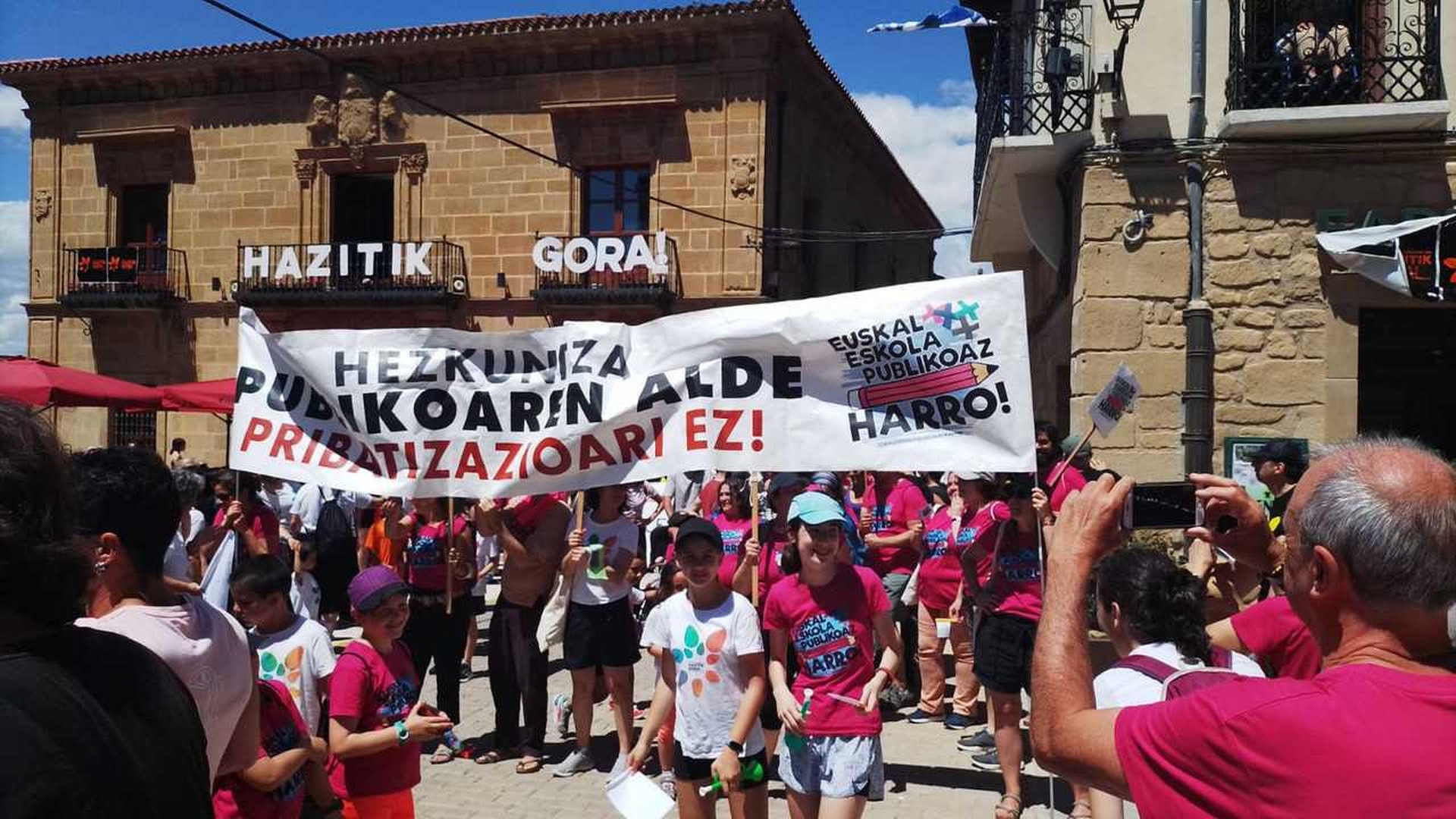 Bastidan loratu da Euskal Eskola Publikoaren Jaia