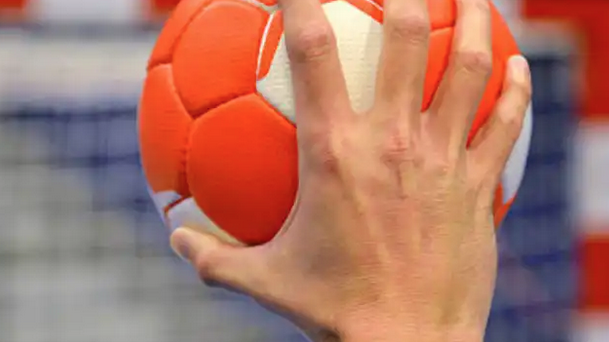 Ikasi eskubaloira jolasten