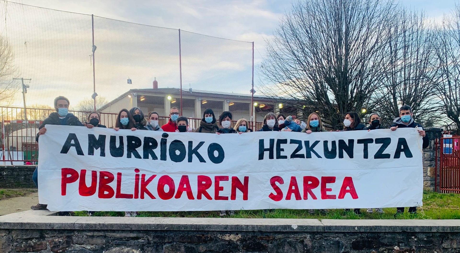 Amurrion hezkuntza publikoaren aldeko sare bat jarri dute martxan