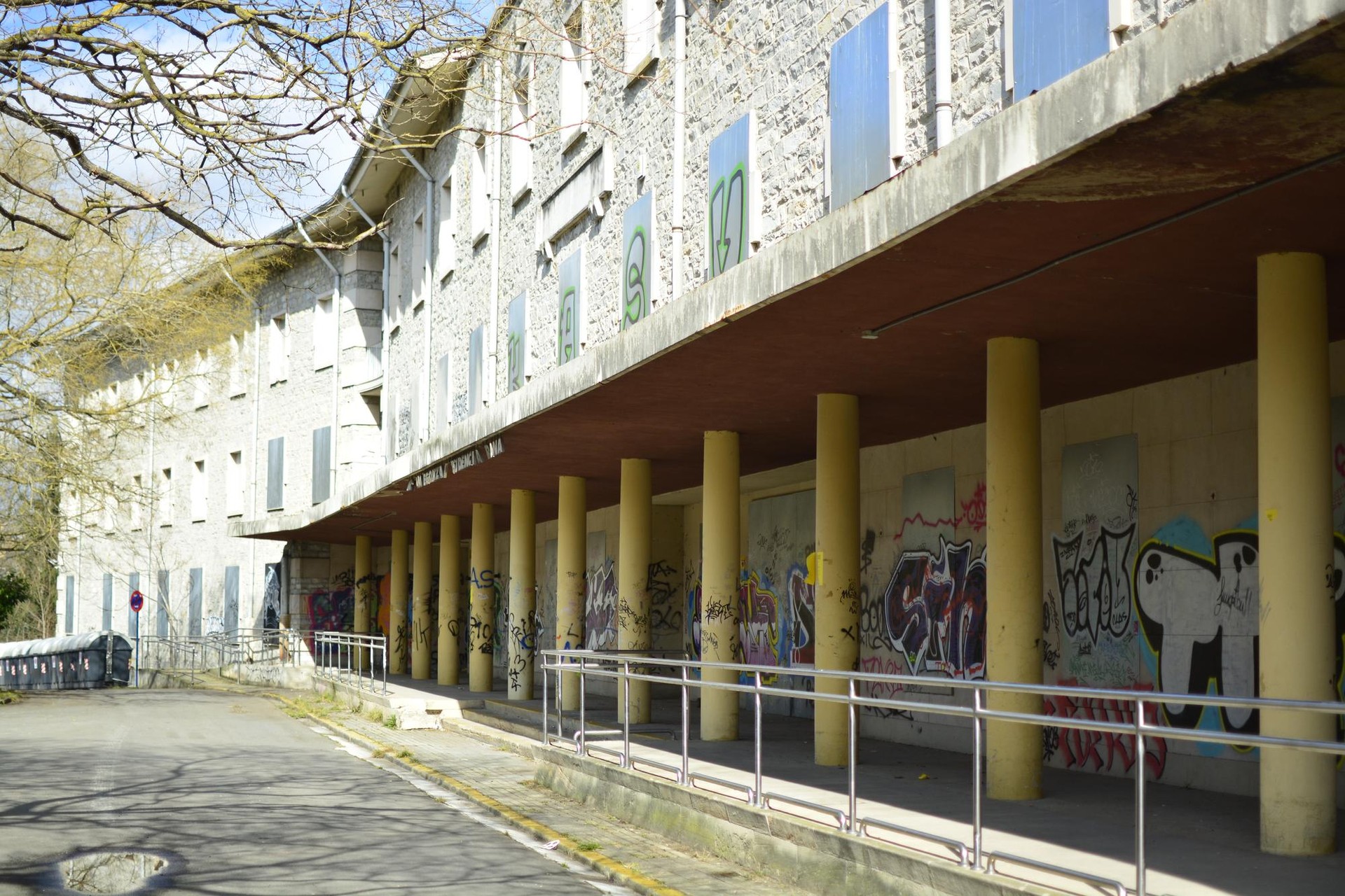 Gorrotoa, arrazakeria eta xenofobia postontzietan banatuz