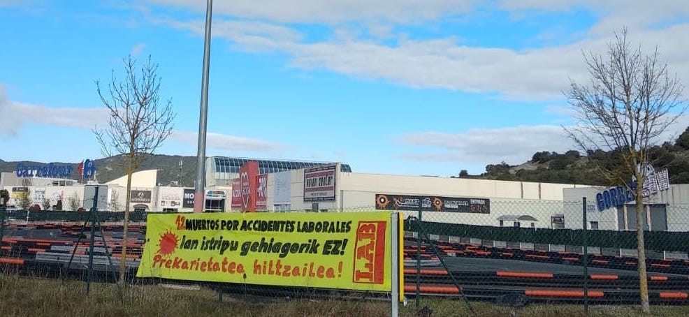 Langile bat hil da Gorbeia merkataritza gunean
