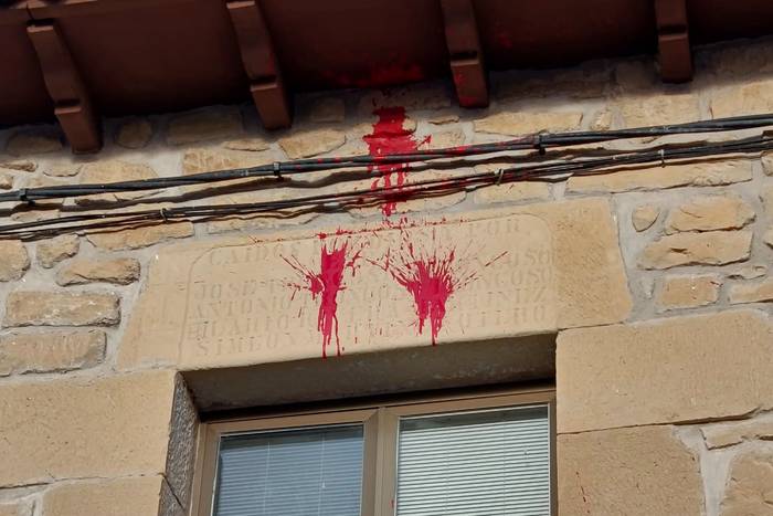 Margoa bota dute Mañuetako plaka frankistaren kontra