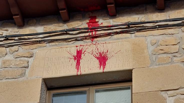 Margoa bota dute Mañuetako plaka frankistaren kontra