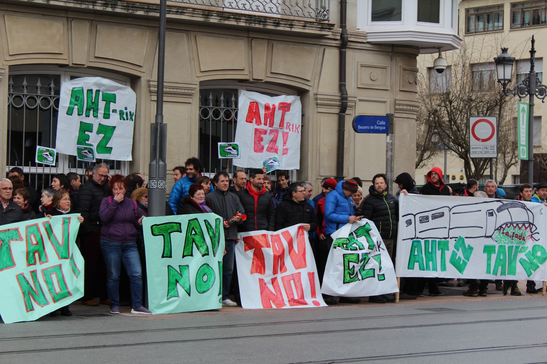 Egungo trenbidea modernizatzeko aukera aztertzeko eskatu dute