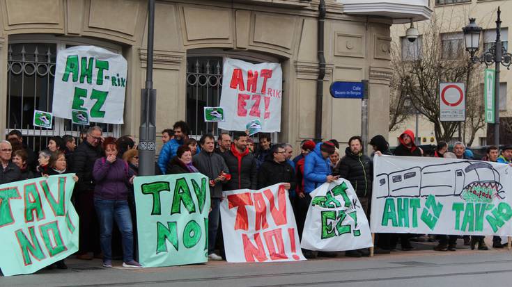 Egungo trenbidea modernizatzeko aukera aztertzeko eskatu dute
