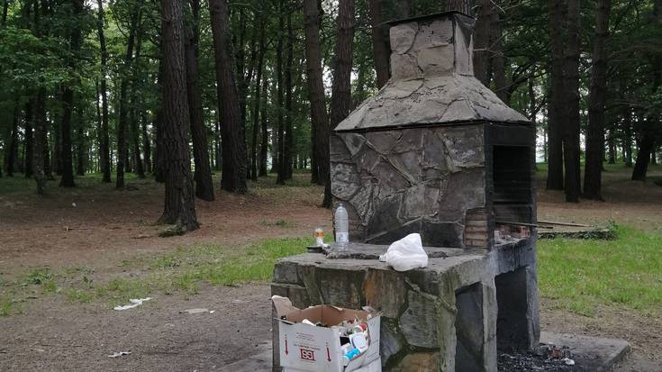 Asteburuko topaketekin batera, zaborra nonahi