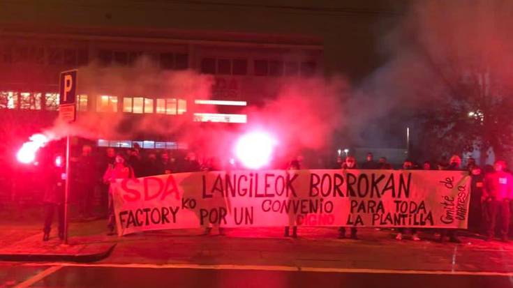 Greba SDA Factoryn, hitzarmenaren alde eta langile berrien diskriminazioaren aurka