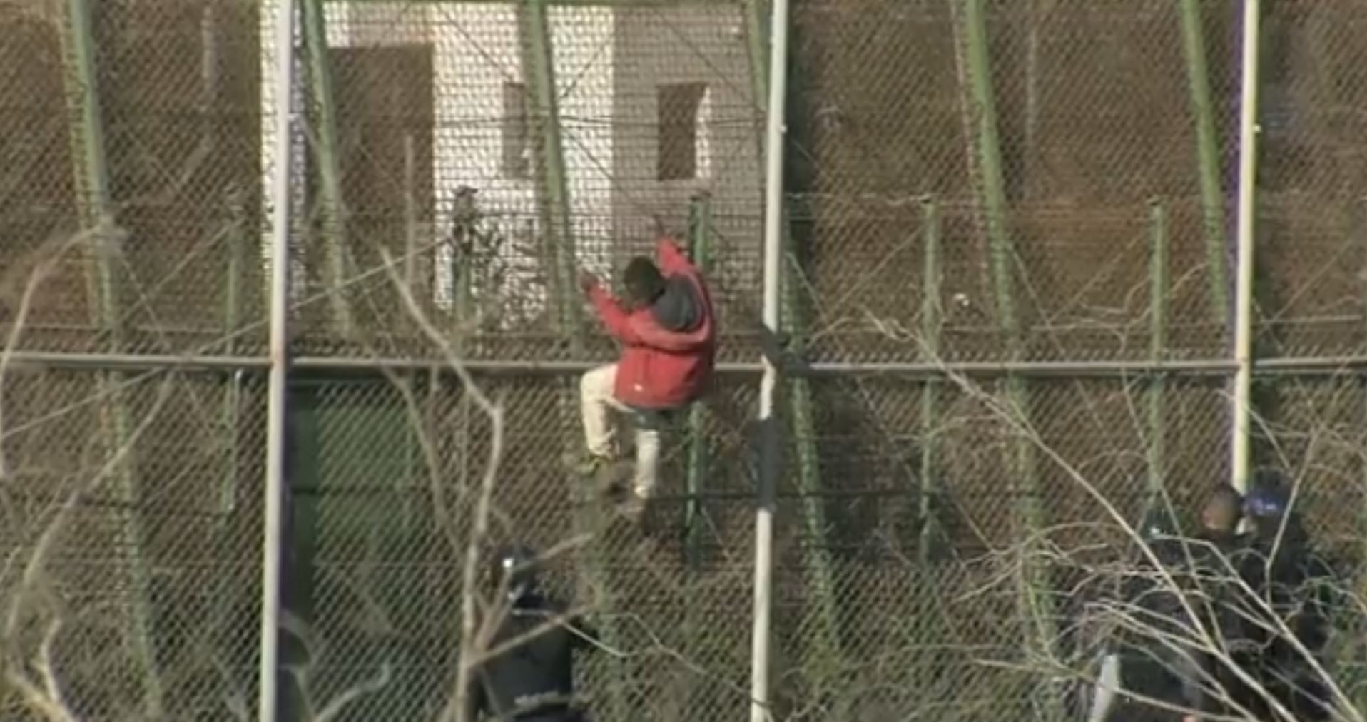 Muga batzuk itxita eta beste batzuk zabalik
