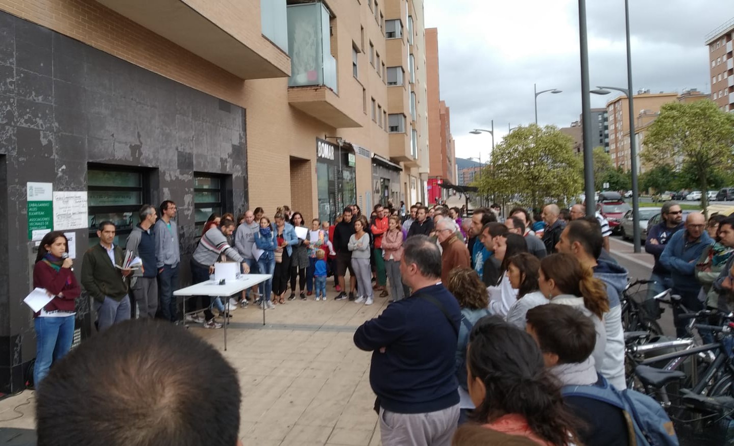 Trenaren lurperatze proiektua geldiarazteko 2.000 alegazio baino gehiago jaso ditu Gasteiz Batu plataformak