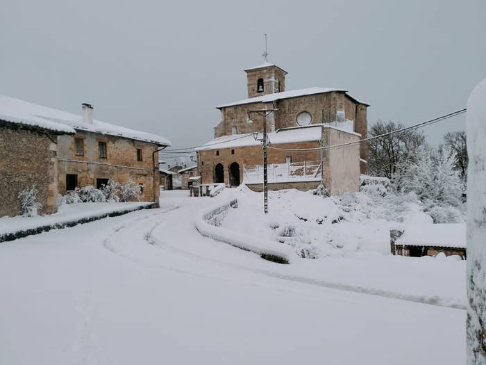 Arabako Mendialdean errepideak garbitzen dituzten traktoreak ez dira atera