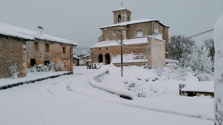 Arabako Mendialdean errepideak garbitzen dituzten traktoreak ez dira atera
