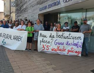 Landa eremuko zerbitzuen defentsan, elkarretaratzea egin dute Kanpezun