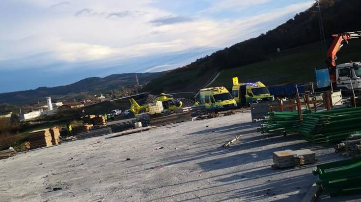 Saratxoko saihesbideko obretan zauritutako langilea hil egin da