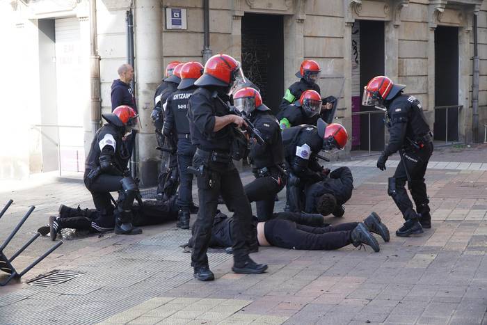 Aske utzi dituzte atzoko protestan atxilotutako hemeretzi pertsonak