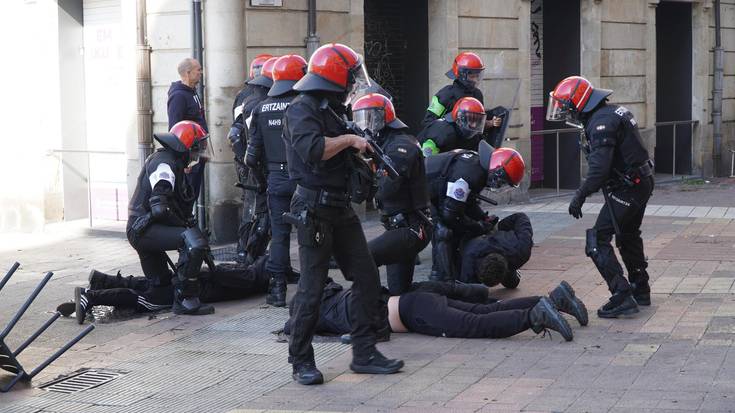 Ertzaintzak masailezurra hautsi ziola salatu du Gasteizko gazte batek