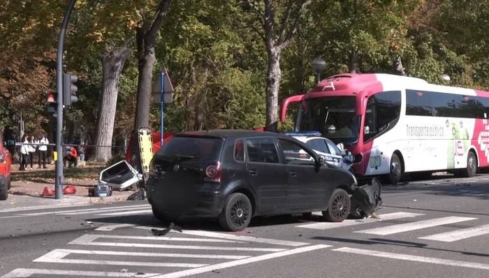 Udaltzain bat larri zauritu da Gasteizen izandako auto istripuan