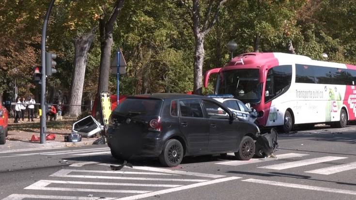Udaltzain bat larri zauritu da Gasteizen izandako auto istripuan