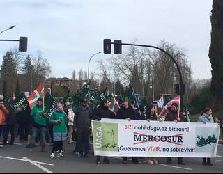 Traktoreak Gasteizko asfaltora itzuli dira