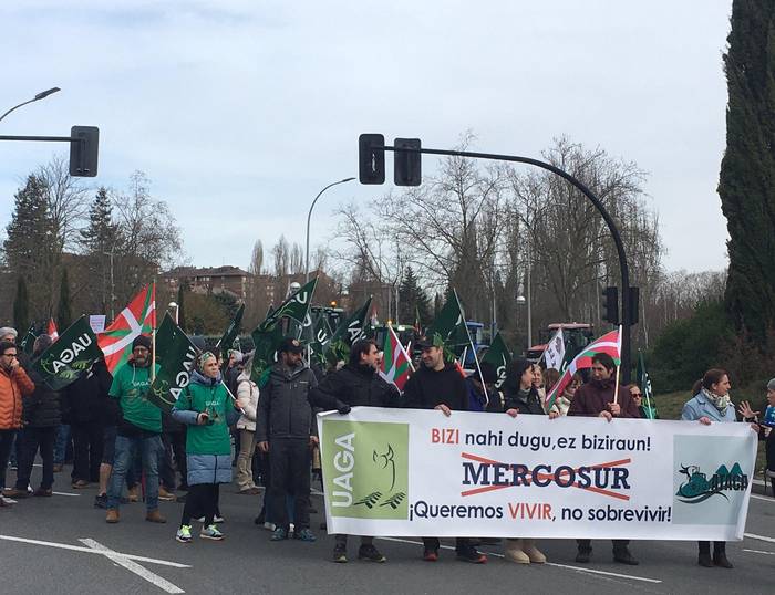 Traktoreak Gasteizko asfaltora itzuli dira