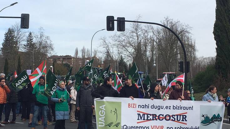 Traktoreak Gasteizko asfaltora itzuli dira