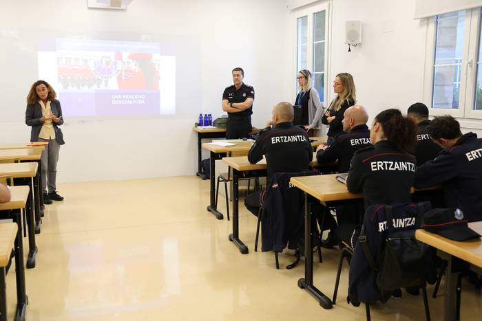 Ertzaintza barruko hautaketa prozesu bat eten du epaile batek, euskara dela eta