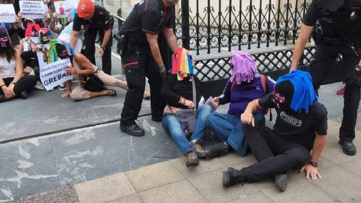 Osakidetzako garbitzaileen aldeko eserialdia egin dute Legebiltzarrean