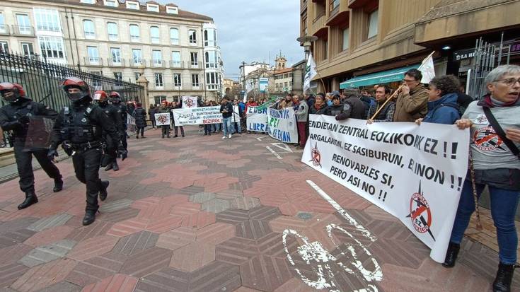 Trantsizio Energetikoaren eta Klima Aldaketaren Legearen aurka mobilizatu dira