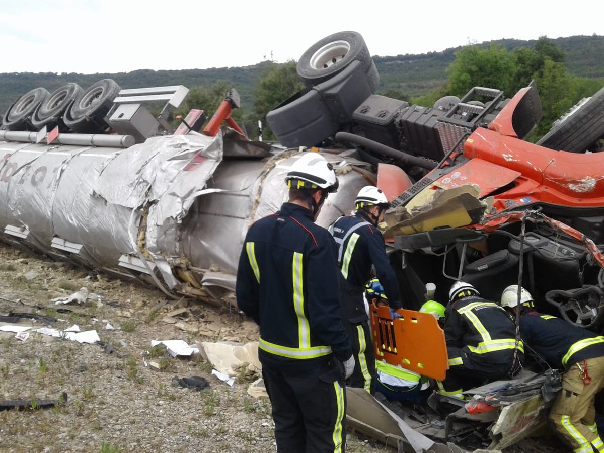 Garraiolari bat larri zauritu da AP-68an, kamioia iraulita