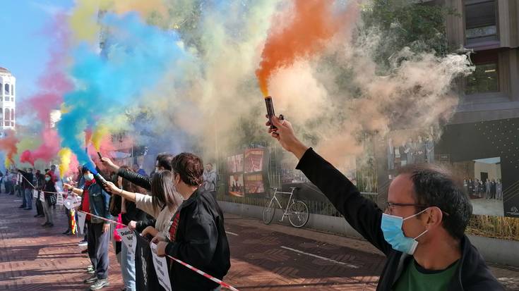 Eusko Legebiltzarra inguratu dute euskal errepublikaren alde