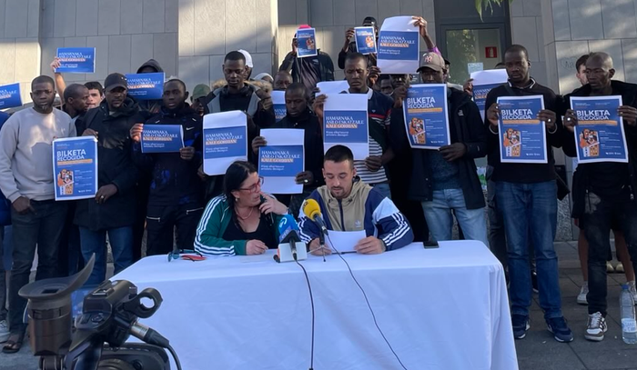 Bilketak antolatu dituzte kalean lo egiten ari diren asilo eskatzaileentzako