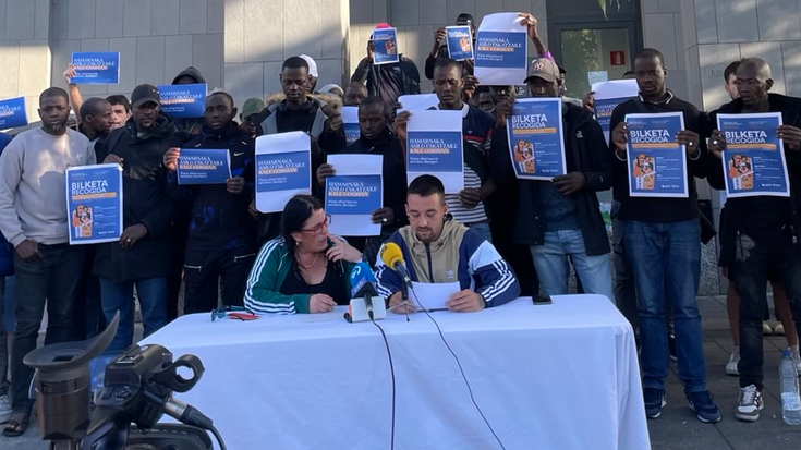 Bilketak antolatu dituzte kalean lo egiten ari diren asilo eskatzaileentzako